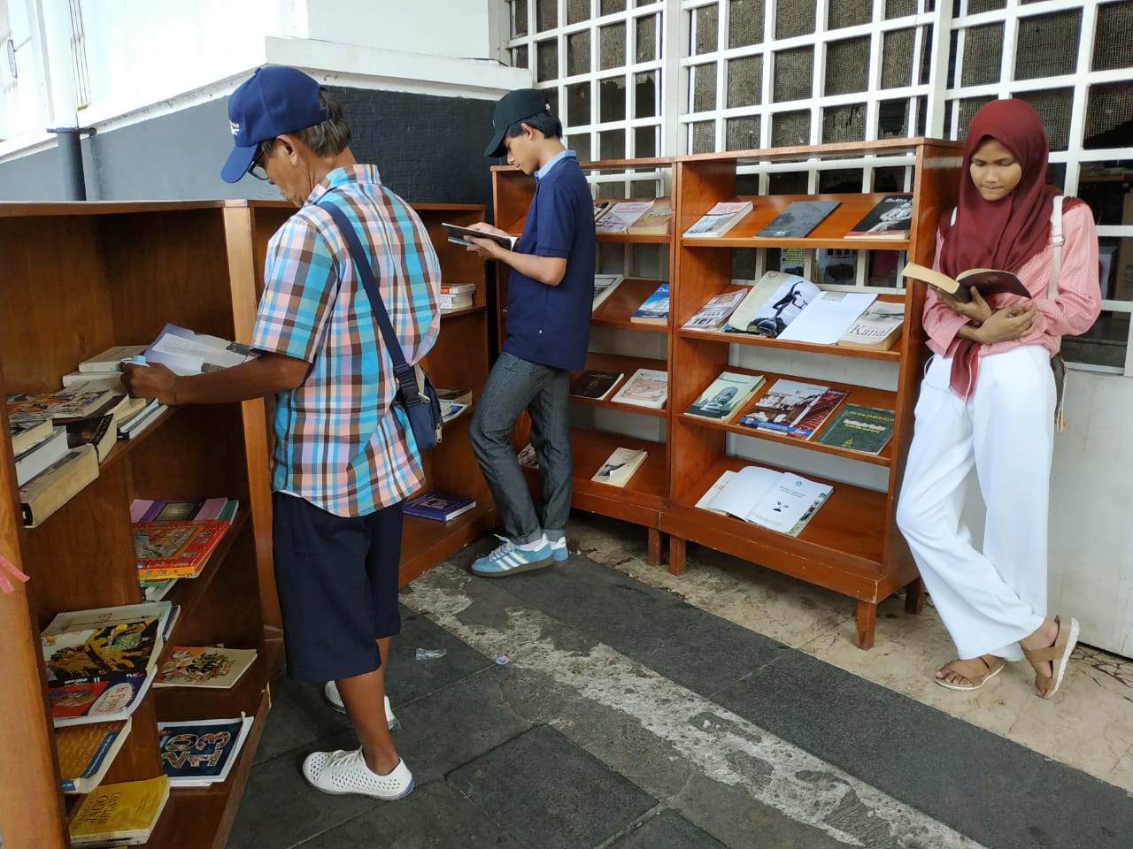 Pengunjung perpustakaan gratis di Kota Tua, Jakarta Barat, Sabtu (16/6) 