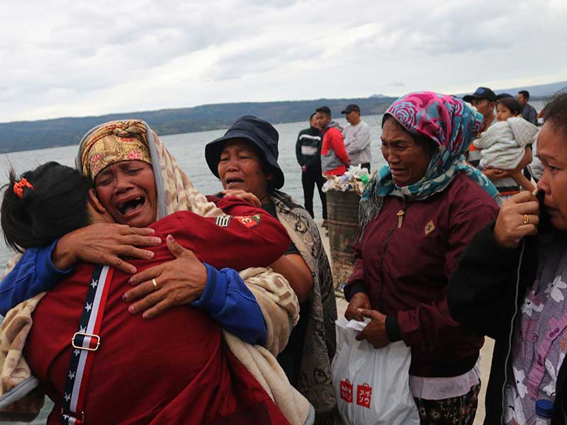 Keluarga penumpang menangis saat menyaksikan proses pencarian penumpang KM Sinar Bangun yang tenggelam di Danau Toba, Simalungun, Sumatra Utara, Selasa (19/6/2018)