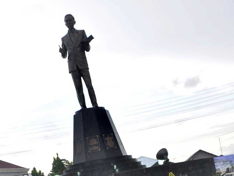 Patung Pahlawan Nasional dr Johannes Leimena, yang terletak di Ambon, Maluku