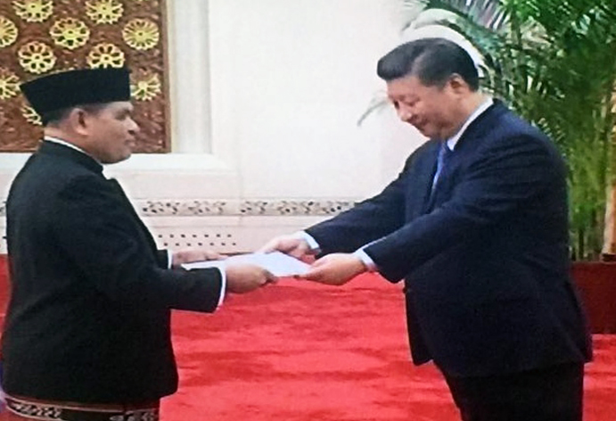 Dubes RI untuk Tiongkok Djauhari Oratmangun (kiri) menyerahkan Surat Kepercayaan kepada Presiden Tiongkok Xi Jinping (kanan), Rabu (20/6).