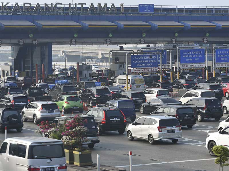 Sejumlah kendaraan memadati Gerbang Tol Cikarang Utama di Bekasi, Jawa Barat