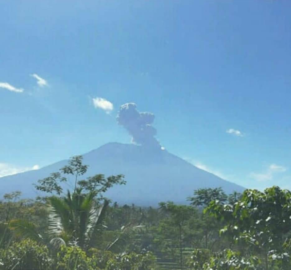 Gunung Agung pada 13/06 pukul 11.07.23 WITA