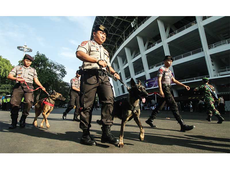 SIMULASI PENGAMANAN ASIAN PARA GAMES: Petugas kepolisian membawa anjing terlatih pada simulasi pengamanan Asian Para Games 2018 di kompleks Gelora Bung Karno, Jakarta, Kemarin. Sebanyak 2.500 petugas gabungan TNI-Polri dilibatkan dalam pengamanan pelaksana