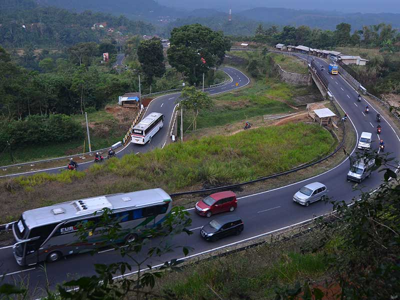  Kendaraan pemudik melintas di Jalur Selatan Lingkar Gentong, Kabupaten Tasikmalaya, Jawa Barat, Sabtu (9/6/2018)
