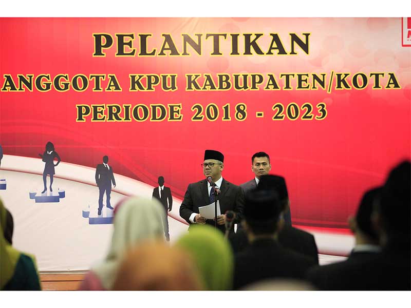 PELANTIKAN ANGGOTA KPUD PERIODE 2018-2023: Ketua Komisi Pemilihan Umum Arief Budiman memberikan pidato seusai melakukan pelantikan anggota KPUD di Gedung KPU, Jakarta, Minggu (24/6). 
