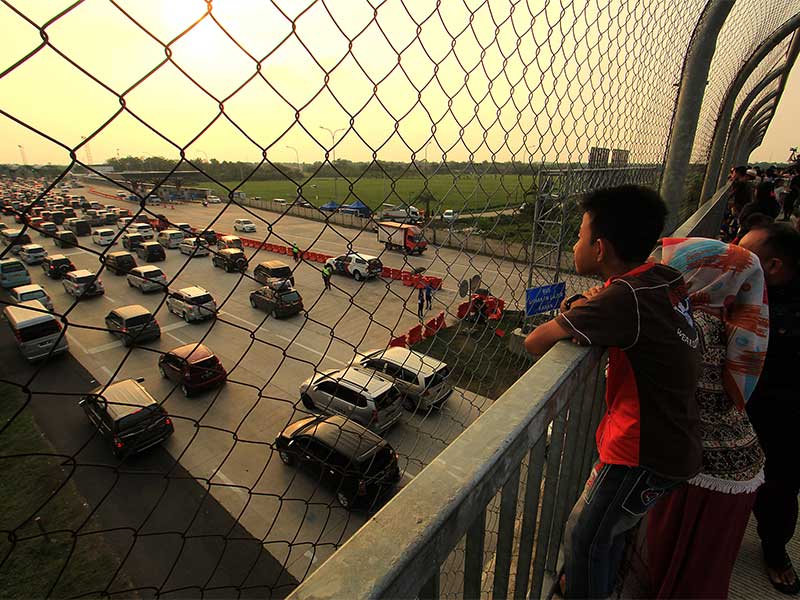 Sejumlah kendaraan pemudik memadati pintu masuk Cipali di Cirebon, Jawa Barat