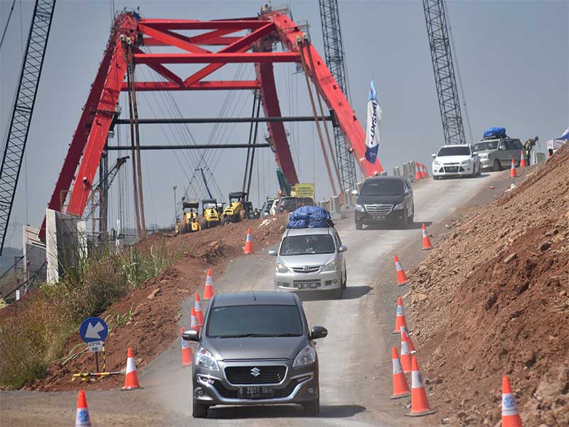 Sejumlah kendaraan bermotor pemudik mengantre untuk keluar dari ruas Tol Batang-Semarang menuju jalur Pantura Batang-Kendal di Kalikuto, Gringsing, Kabupaten Batang, Jawa Tengah
