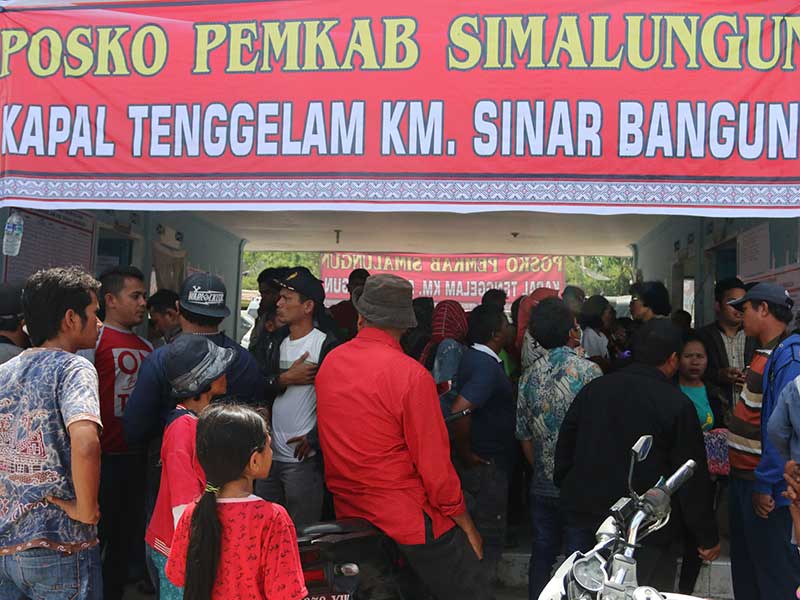  Keluarga penumpang tenggelamnya KM Sinar Bangun mendatangi posko Pemerintah Kabupaten Simalungun, di Pelabuhan Tigaras, Simalungun, Sumatera Utara, Rabu (20/6/2018).