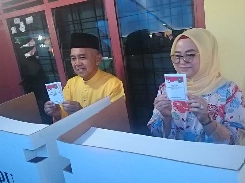 Petahana Gubernur Riau Arsyadjuliandi Rachman bersama Istri, menyalurkan hak pilih Pilkada Riau di TPS 21 Jalan Nangka, Kelurahan Wonorejo, Kecamatan Marpoyan Damai, Kota Pekanbaru, Riau