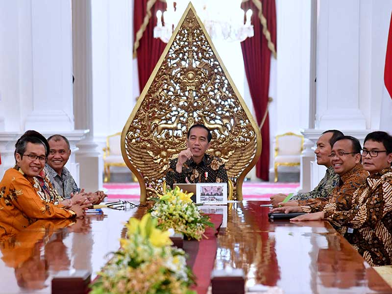 Presiden Joko Widodo (tengah) didampingi Mensesneg Pratikno (kedua kanan) dan Juru Bicara Presiden Johan Budi (kanan) saat menerima pimpinan Komisi Pemberantasan Korupsi di Istana Merdeka, Jakarta, Jumat (5/5/2017). 