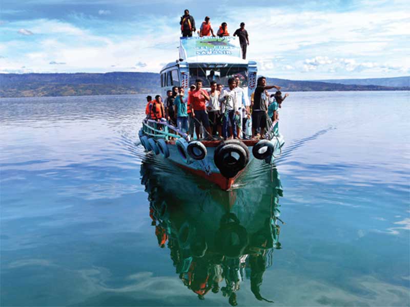 Para penumpang memenuhi kapal motor saat akan bersandar di Pelabuhan Tigaras di Simalungun, Sumut, pekan lalu.