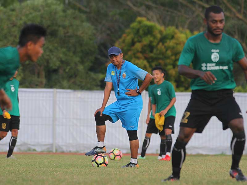 Pelatih kepala Sriwijaya FC Rahmad Darmawan (tengah) memimpin latihan Sriwijaya FC