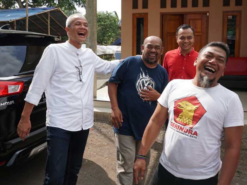 Calon Gubernur Jawa Tengah nomor urut 1, Ganjar Pranowo (kiri) menyambangi rumah keluarga calon Gubernur Jateng nomor urut 2 Sudirman Said di Desa Slatri, Kecamatan Larangan, Brebes, saat kampanye pamungkas, Sabtu (23/6/2018) 