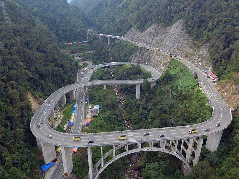 Foto udara sejumlah kendaraan pemudik melintasi Fly Over Kelok Sembilan, di Kabupaten Limapuluhkota, Sumatra Barat