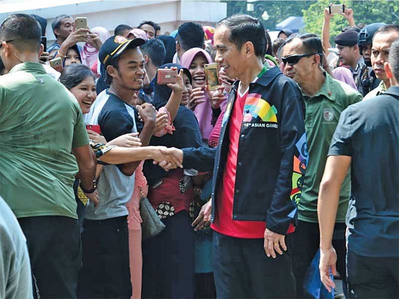 Masih dalam suasana Lebaran, Presiden Joko Widodo menyalami warga untuk bermaaf-maafan di tempat wisata Kebun Raya Bogor, Selasa (19/6/2018)