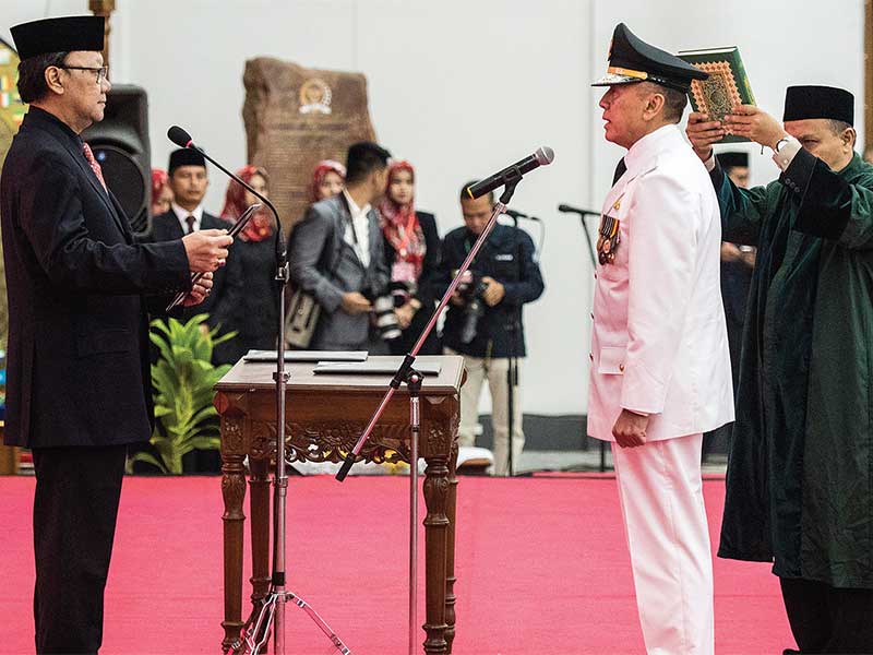 Menteri Dalam Negeri Tjahjo Kumolo (kiri) membacakan sumpah jabatan saat melantik Penjabat Gubernur Jawa Barat Komjen M Iriawan di Gedung Merdeka, Bandung, Jawa Barat, Senin (18/6/2018)