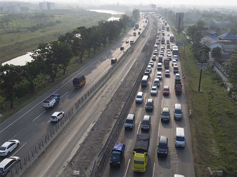 Kepadatan kendaraan di ruas Tol Jakarta-Cikampek KM 38, Cikarang, Bekasi, Jawa Barat, Sabtu (9/6)