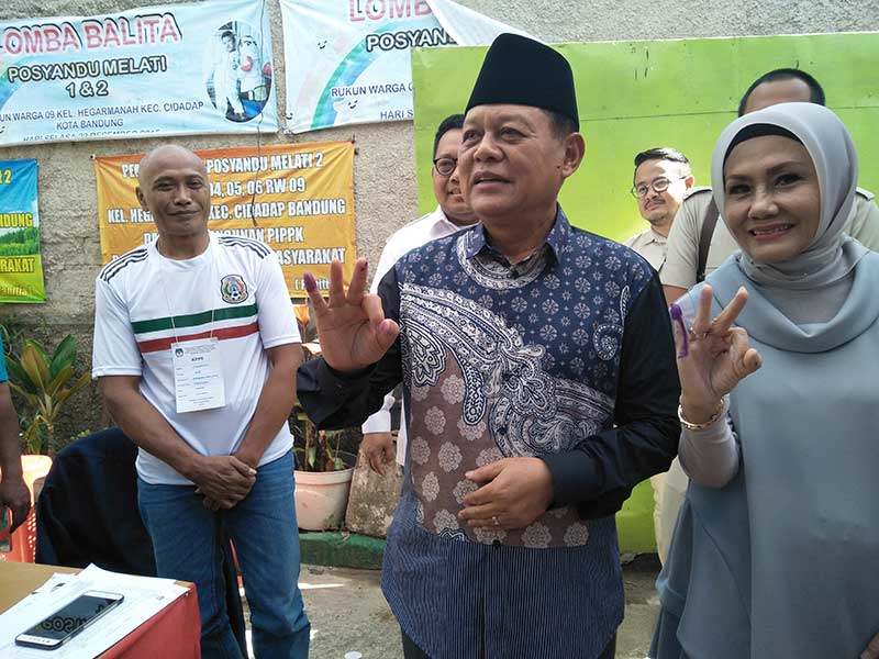 CALON Gubernur Jawa Barat nomor urut 3, Sudrajat, bersama istri melakukan pencoblosan di TPS 27 Kelurahan Hergarmanah, Kecamatan Cidadap, Kota Bandung