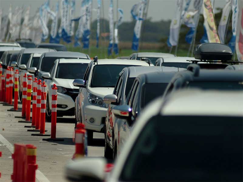 Kendaraan pemudik mengantre di gardu tol darurat Kertasari, Kabupaten Tegal, Jawa Tengah