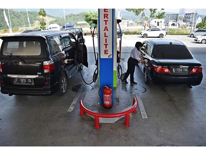 Petugas mengisi bahan bakar minyak (BBM) pada kendaraan warga di SPBU Rest Area KM 429 Tol Semarang-Solo, Ungaran, Kabupaten Semarang, Jawa Tengah