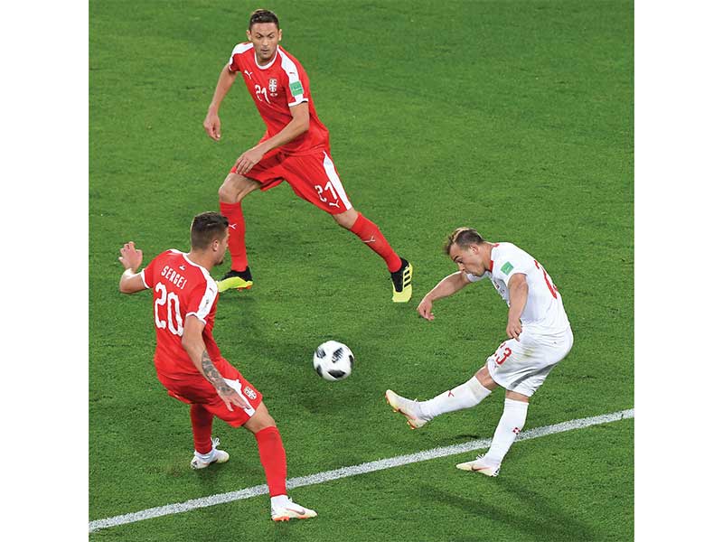PENENTU KEMENANGAN: Pemain depan Swiss Xherdan Shaqiri (kanan) melepaskan tendangan ke gawang Serbia saat kedua tim bertarung di penyisihan Grup E di Kaliningrad Stadium, Kaliningrad, kemarin. Xhaqiri menjadi penentu kemenangan 2-1 Swiss melalui golnya di 