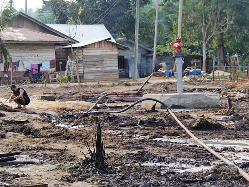 Warga beraktivitas di bekas lokasi terbakarnya pengeboran minyak tradisional di Gampong Pasir Putih, Kecamatan Ranto Peureulak, Aceh Timur, pekan lalu.