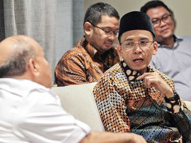 Gubernur Nusa Gubernur Nusa Tenggara Barat (NTB) Muhammad Zainul Majdi atau yang biasa dikenal dengan Tuan Guru Bajang (TGB) berbicara dengan Pemimpin Redaksi Metro TV Don Bosco Selamun (kiri) di Jakarta, Senin (9/7/2018)