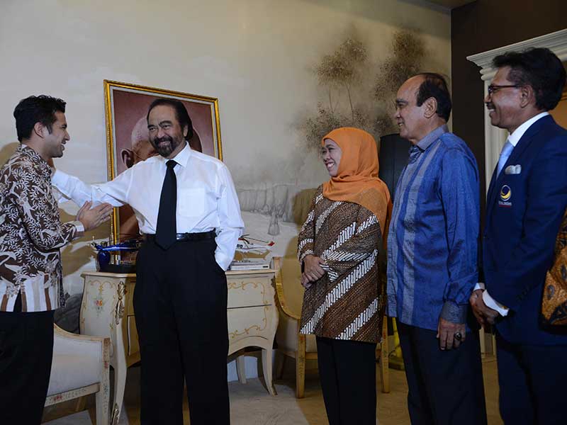 Ketua Umum Partai NasDem Surya Paloh dengan didampingi Ketua Dewan Pertimbangan DPP Partai NasDem Siswono Yudo Husodo (kedua dari kanan) dan Sekjen DPP Partai NasDem Johnny G Plate (kanan) menerima kunjungan calon Gubernur dan Wakil Gubernur terpilih Jawa 