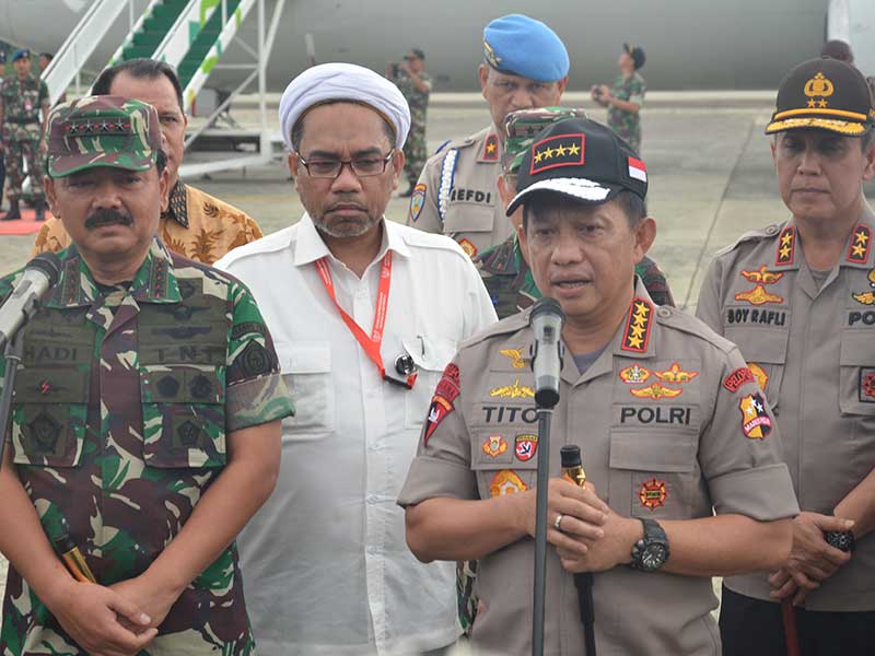 Kapolri Jenderal Tito Karnavian bersama Panglima TNI Marsekal Hadi Tjahjanto saat memberikan keterangan pers di Bandara Lanud Jayapura, Minggu (1/7/2018).