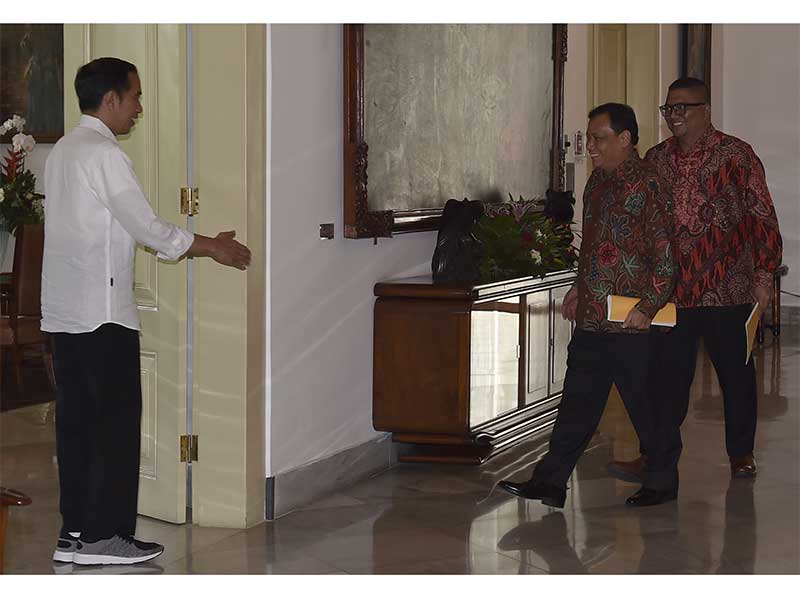 Presiden Joko Widodo (kiri) menerima Ketua Badan Pengawas Pemilu (Bawaslu) Abhan (kedua kanan) dan pimpinan Bawaslu lainnya di ruang kerja Presiden, Istana Bogor, Jawa Barat, Selasa (24/7). Bawaslu bertemu Presiden untuk melaporkan pengawasan Pilkada. 
