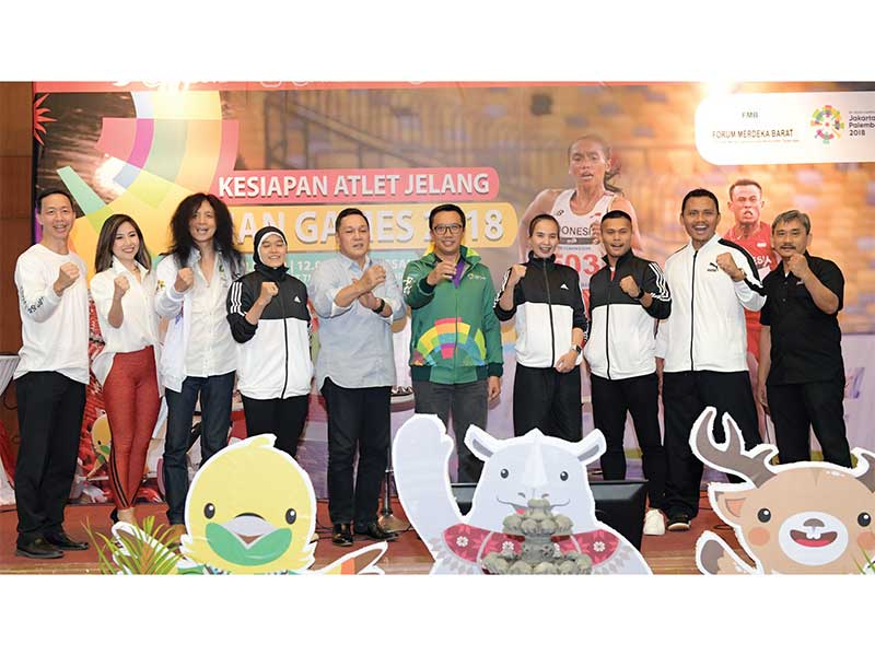 Menteri Pemuda dan Olahraga Imam Nahrawi bersama beberapa atlet pencak silat dan public figure menunjukkan semangat berani mengukir prestasi di Asian Games 2018.