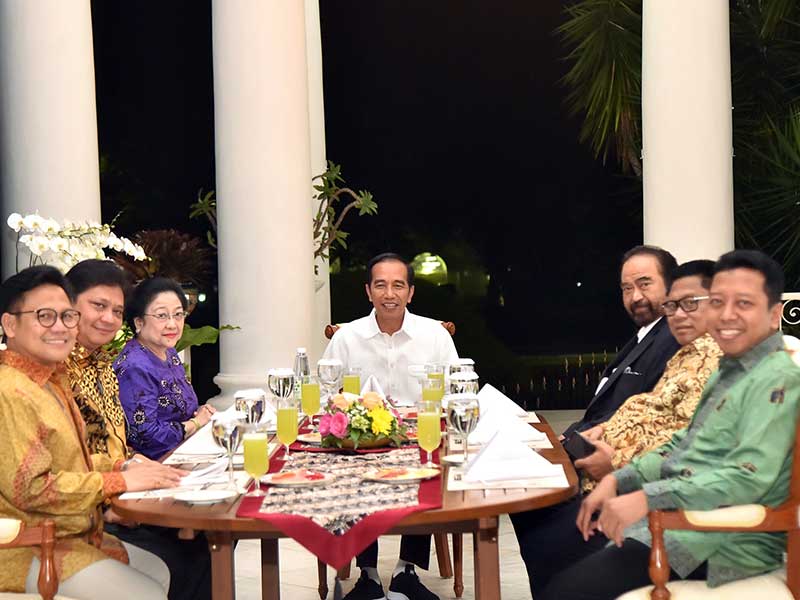 Presiden Joko Widodo (tengah) melakukan pertemuan dan jamuan makan malam dengan dengan ketua umum partai politik koalisi (kiri ke kanan) Ketua Umum Partai Keadilan Bangsa (PKB) Muhaimin Iskandar, Ketua Umum Partai Golkar Airlangga Hartarto, Ketua Umum PDI 