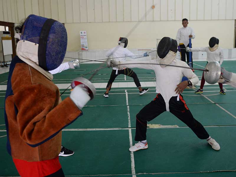 Sejumlah atlet timnas modern pentathlon Asian Games 2018 berlatih anggar di Jakarta, Selasa (27/3/2018).