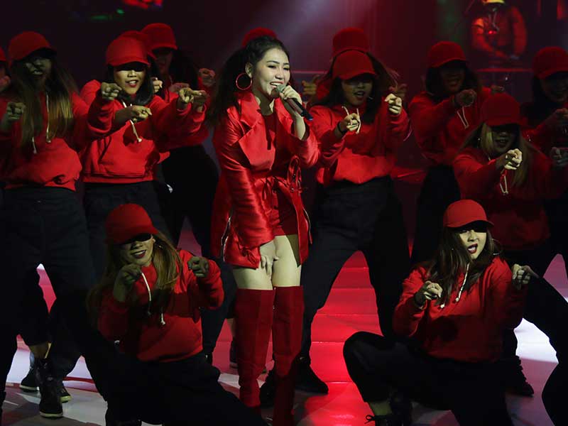 Penyanyi Via Vallen (tengah) menyanyikan salah satu lagu 