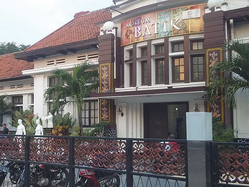 Di Museum Batik Pekalongan ini tersimpan koleksi kain batik yang telah berusia ratusan tahun