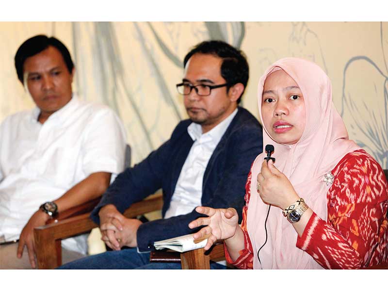 KEGAGALAN PARTAI: Para pembicara (dari kiri) akademisi Pusat Kajian Hukum Demokrasi Fakultas Hukum Universitas Sebelas Maret Agus Riewanto, ahli hukum Universitas Gadjah Mada Oce Madril, dan Direktur Eksekutif Perludem Titi Anggraini berbicara dalam diskus