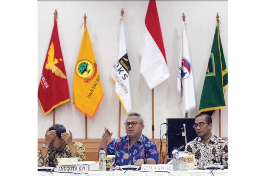 Ketua KPU Arief Budiman (tengah) serta komisioner KPU Hasyim Asy’ari (kanan) dan Pramono Ubaid Tanthowi saat memimpin pertemuan dengan pimpinan pusat partai politik peserta Pemilu 2019 di Gedung KPU, Jakarta, kemarin. Pertemuan tersebut terkait dengan penj