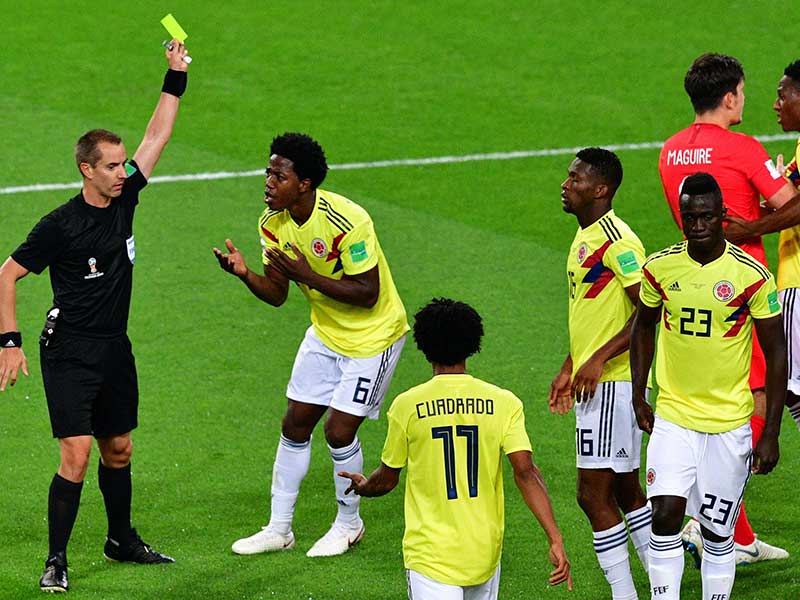 Wasit Mark Geiger saat memimpin laga 16 besar antara Kolombia kontra Inggris di Stadion Spartak Moskow
