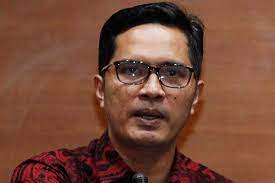 KPK Minta Tersangka Suap Labuhanbatu Serahkan Diri