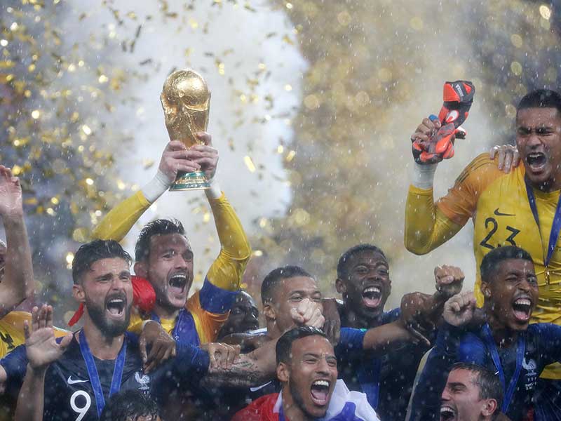 Para pemain Prancis merayakan kemenangan sambil mengangkat trofi piala dunia setelah mengalahkan Kroasia 4-2 dalam final Piala Dunia 2018 di Stadion Luzhniki, Moskow, Rusia, tadi malam (Minggu, 15/7/2018).