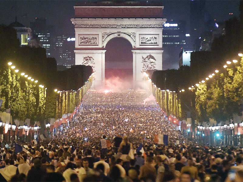 RAYAKAN KEMENANGAN PRANCIS: Puluhan ribu orang merayakan kemenangan tim nasional Prancis di kawasan Arc de Triomphe, Champs Elysees, Paris, kemarin WIB. Prancis melaju ke fi nal Piala Dunia 2018 Rusia setelah mengalahkan Belgia di semifi nal dengan skor 1-