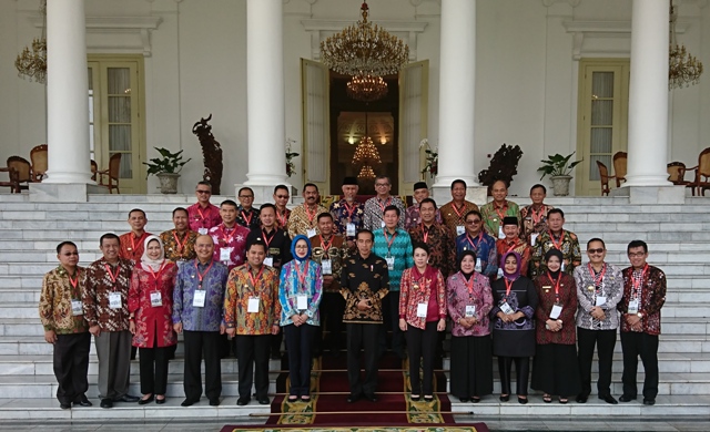 Presiden Jokowi mengumpulkan wali kota di Istana Bogor