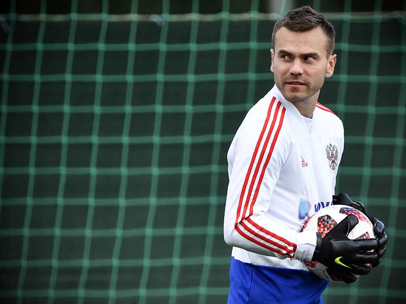  Penjaga gawang Rusia Igor Akinfeev