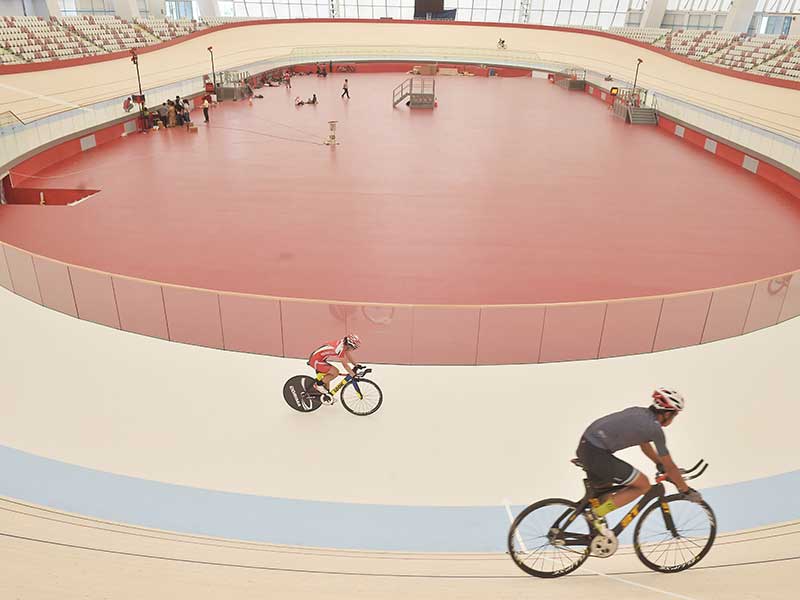 Atlet balap sepeda Indonesia berlatih di Arena Velodrome Rawamangun, Jakarta, Senin (28/5/2018). 