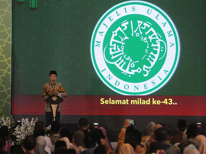 Presiden Joko Widodo menyampaikan sambutan saat menghadiri acara Milad MUI Ke-43 dan Peletakkan Batu Pertama Menara MUI di Bambu Apus, Jakarta, Kamis (26/7).