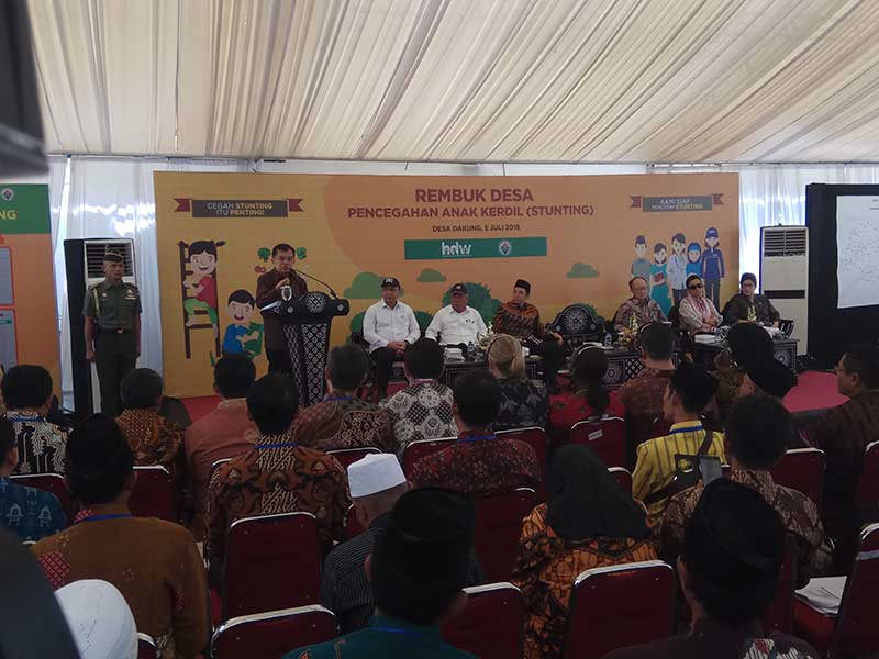  Wakil Presiden Jusuf Kalla menghadiri Rembuk Desa Pencegahan Stunting di Desa Dakung, Kecamatan Praya Tengah, Praya, Lombok Tengah, NTB, Kamis (5/7/2018).