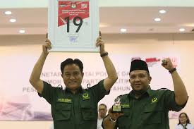 Ketua Umum Partai Bulan Bintang (PBB) Yusril Ihza Mahendra (kiri) dan Sekretaris Jenderal PBB Afriansyah Noor