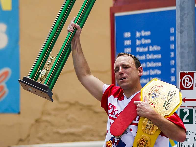 Joey Chestnut Pecahkan Rekor Dunia Makan Hotdog