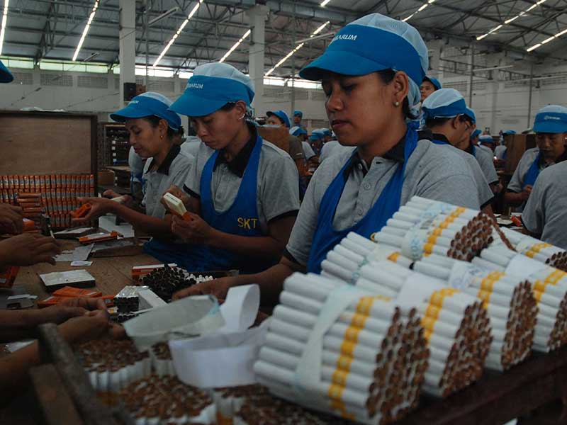 Pekerja menyelesaikan proses pengemasan rokok Sigaret Kretek Tangan (SKT) di Gudang Produksi Rokok PT Djarum, Desa Megawon, Kecamatan Jati, Kudus, di Kudus