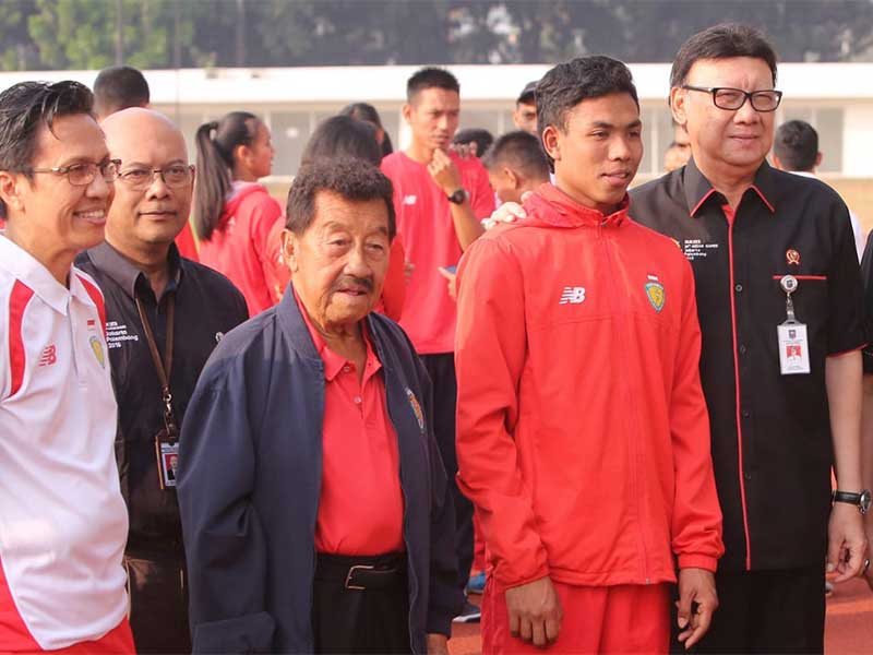 Pelari Indonesia Lalu Muhammad Zohri (dua kanan) berfoto bersama Mendagri Tjahyo Kumolo (kanan) dan Ketua PASI Bob Hasan (dua kiri)